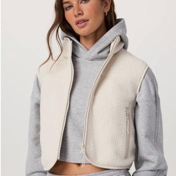 Alpine Vest in Bone | Vuori - Picture 2 of 2